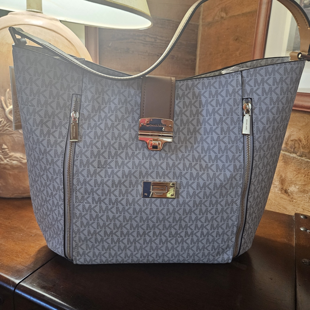Michael Kors Cream and Tan Hobo Bag - Picture 4 of 10